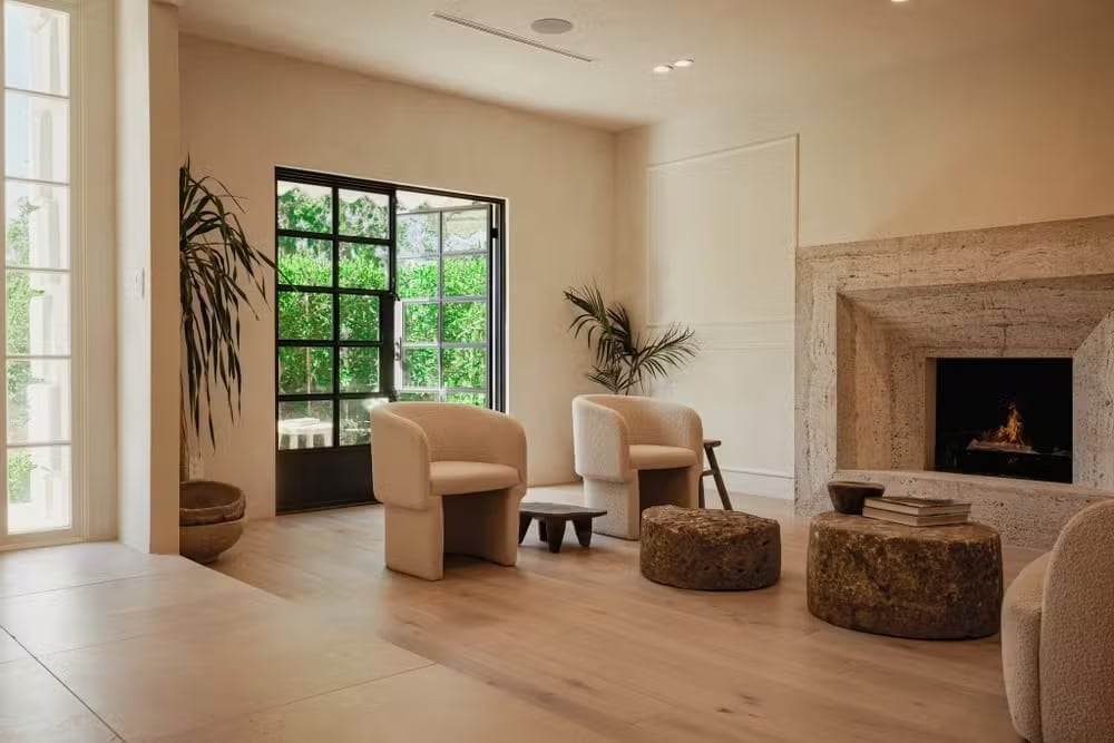 Ambientes aparecem com uma paleta de cores uniforme, formada por tons de bege, creme e madeira crua