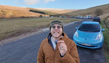 YouTuber Efficient Alex, na montanha, com o Nissan EV