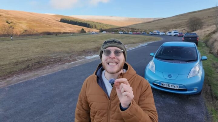 YouTuber Efficient Alex, na montanha, com o Nissan EV