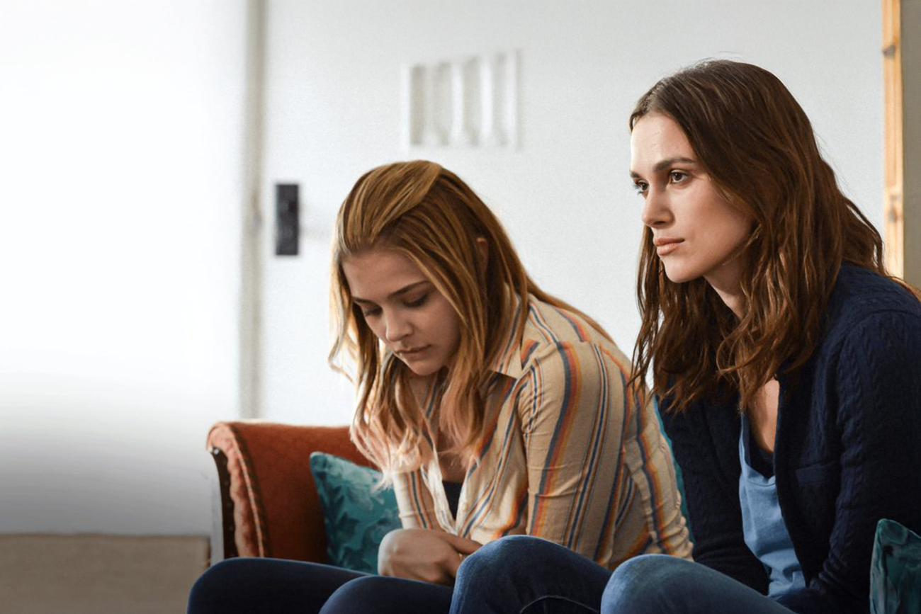 O tipo de comédia romântica que dá vontade de recomendar no meio do filme — chegou ao Prime Video