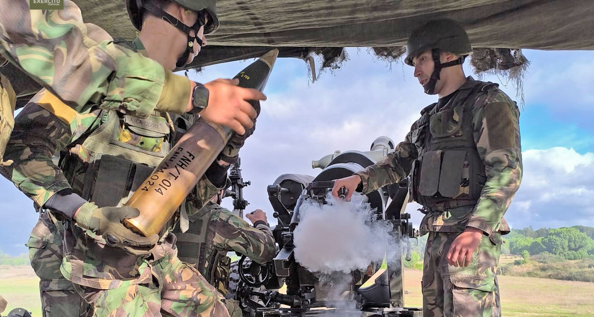 Futuros oficiais e sargentos artilheiros do Exército Português treinam em Vendas Novas com obus M119