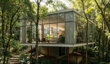 Com suas paredes de vidro e pilotis finos, a estrutura modernista parece flutuar e se integra perfeitamente à Mata Atlântica