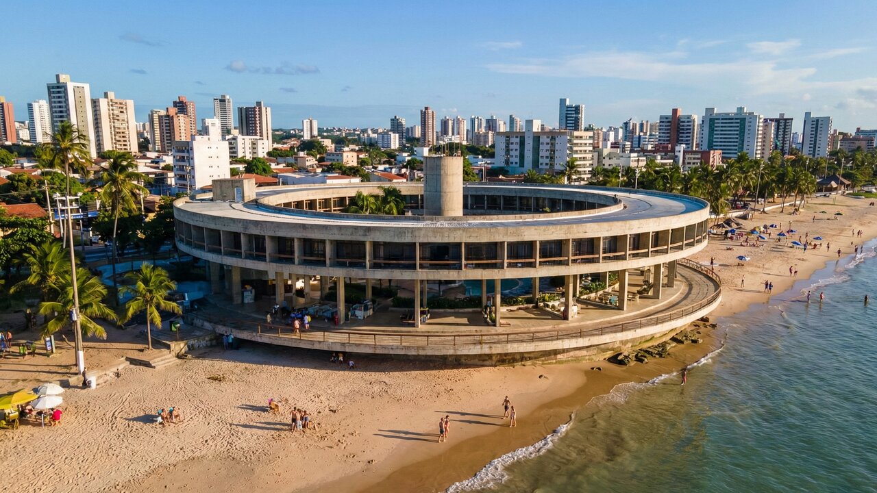 Com seu icônico formato circular e um vão central enorme, a estrutura foi erguida sobre a areia da praia e virou um marco da hotelaria