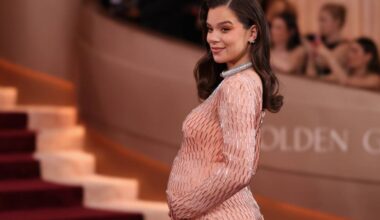 Hailee Steinfeld exibe barriguinha de grávida no Globo de Ouro