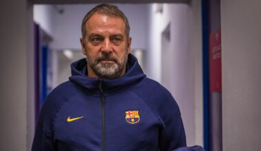 Hansi Flick de cabeça perdida por saída de jogador do Barcelona