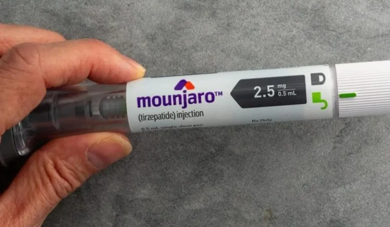 Caneta Mounjaro para tratamento de obesidade MKPhoto12/Shutterstock