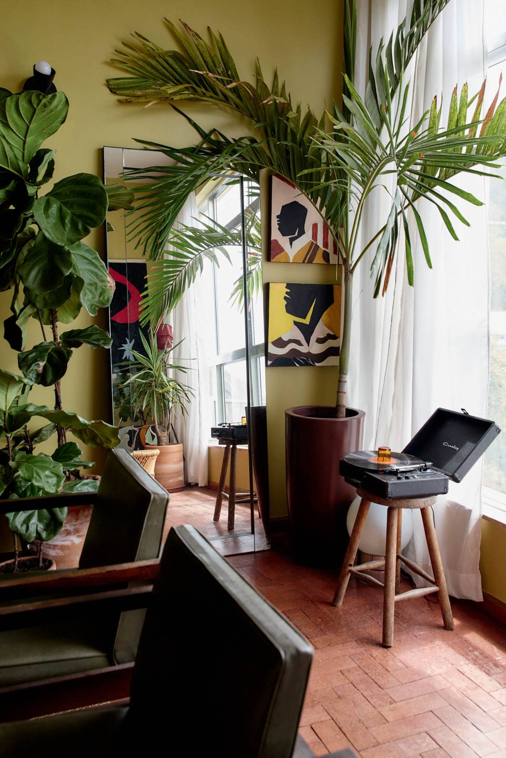 IMAGEM VERTICAL – Indoor Isabela4 Sala de estar com parede verde, plantas e quadros