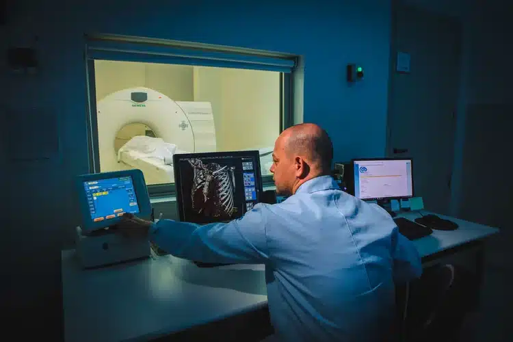 Exame: Como essa IA chinesa ajuda médicos a detectarem câncer letal