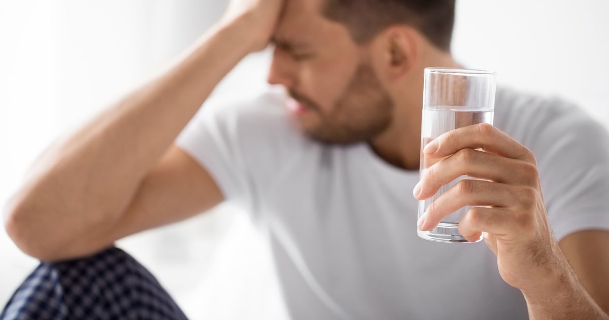 Do café forte ao banho gelado: conheça 10 mitos sobre a cura da ressaca