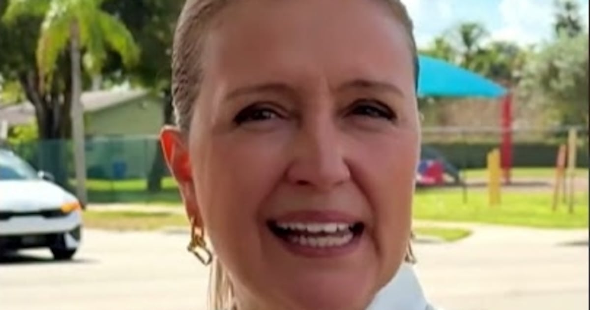 Mia Goth, neta de Maria Gladys, revela que costumava roubar na juventude #ahoradavenenosa #shorts - R7