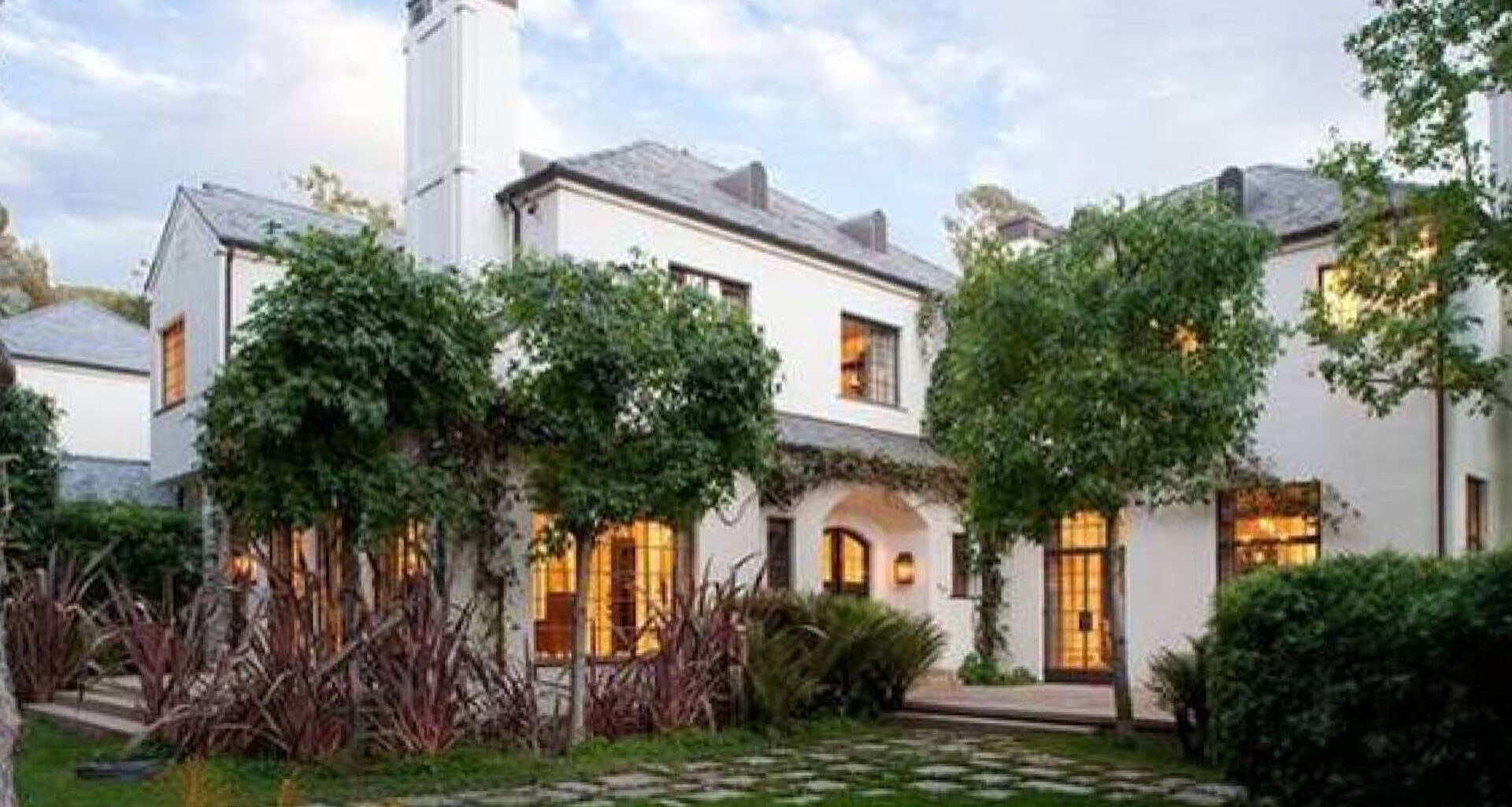 Ator celebra 58 anos com fortuna de R$ 75 milhões e mansões cinematográficas