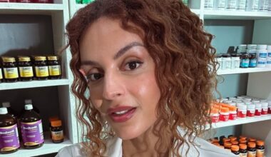 Sucesso em Três Graças, Gabriela Loran surge de maiô cavadíssimo em cliques