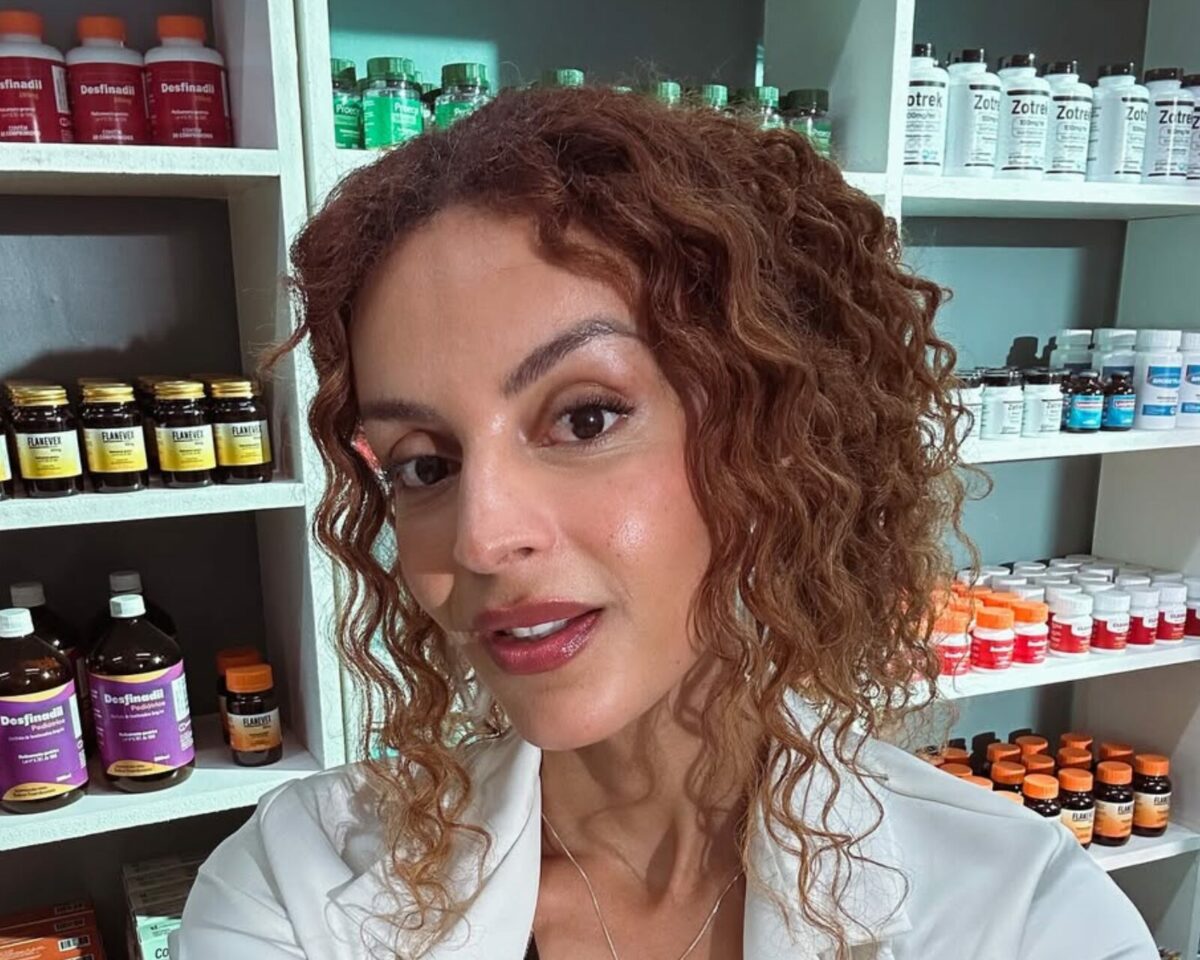 Sucesso em Três Graças, Gabriela Loran surge de maiô cavadíssimo em cliques