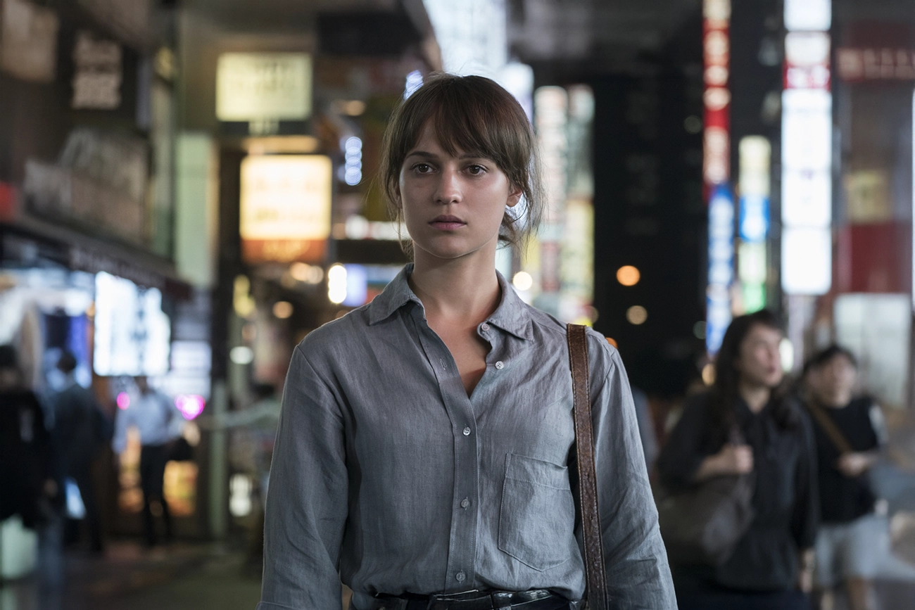 Suspense com Alicia Vikander aposta em mistério fragmentado e tensão silenciosa, na Netflix