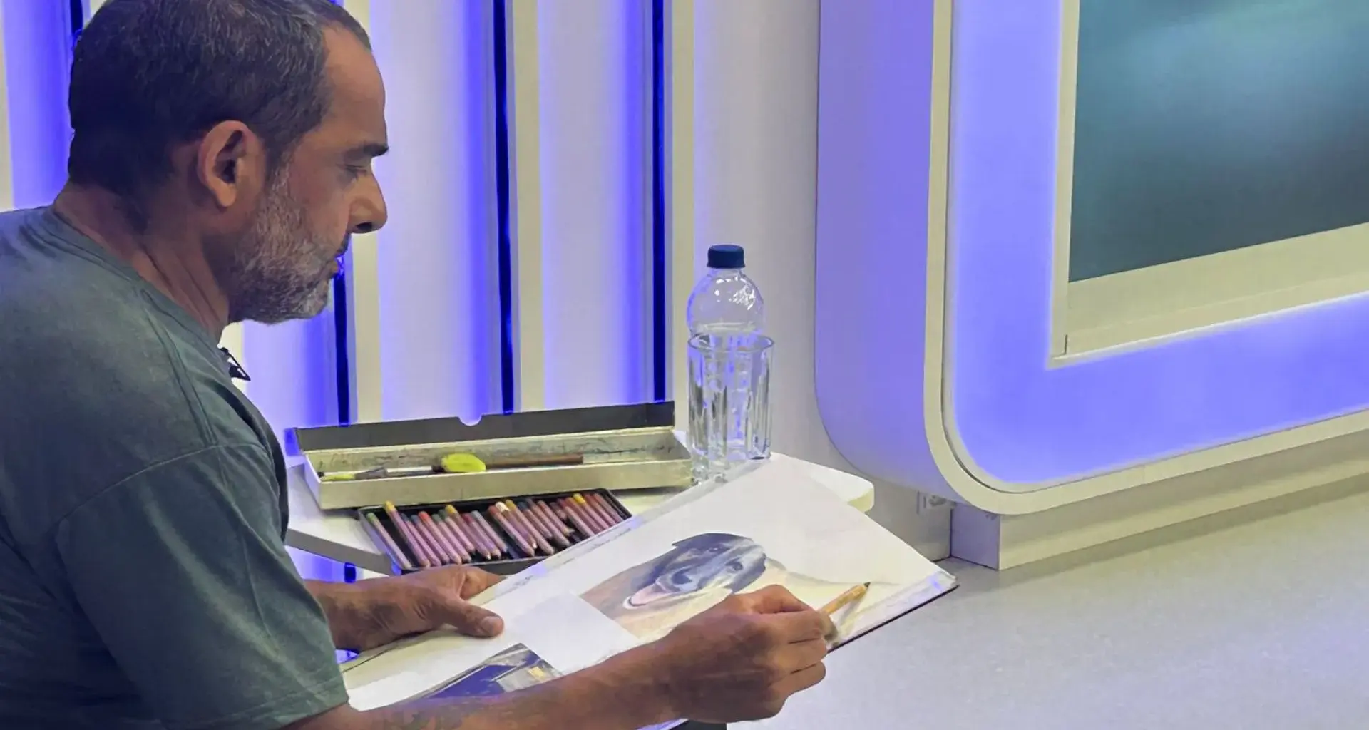 Professor de artes presta homenagem ao cão Orelha no jornal Tá Na Hora do SCC SBT