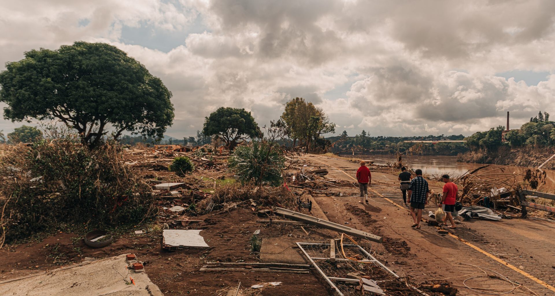 Entre a lente e a dor: olhar de uma fotógrafa nas enchentes do Vale