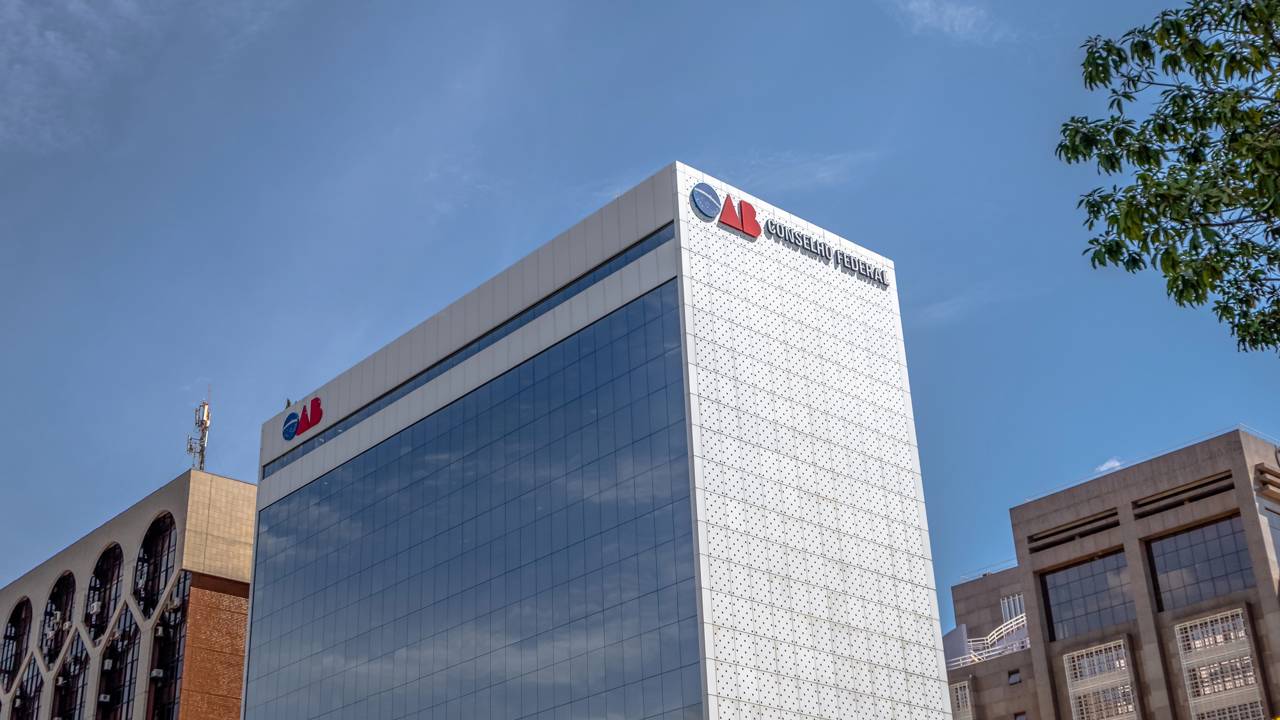 Com design de concreto aparente e brises móveis a sede da OAB em Brasília virou um marco da arquitetura de Lelé e da funcionalidade brasileira