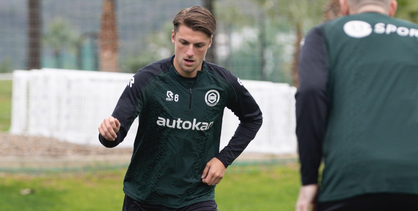 Quem é Stije Resink? Médio está no radar do Benfica para este mercado