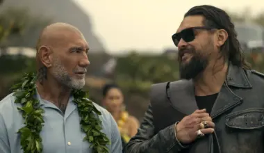 Momoa, Bautista e festival de explosões