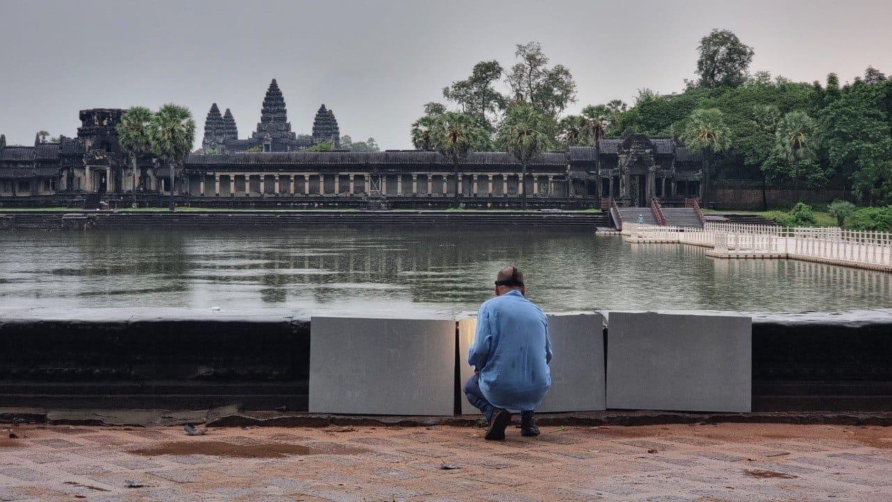 Nelson Ferreira durante a residência artística no templo de Angkor Wat (Camboja). Foto DR
