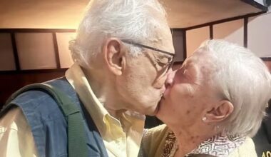Othon Bastos dá beijão em atriz para celebrar 60 anos de casamento