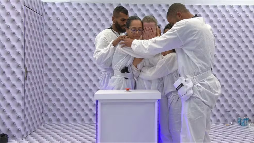BBB 26: Elisa aperta o botão vermelho do Quarto Branco e abandona reality