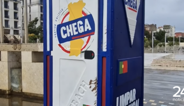 Bordalo II usa casa de banho portátil para criticar o Chega no Martim Moniz - Atualidade