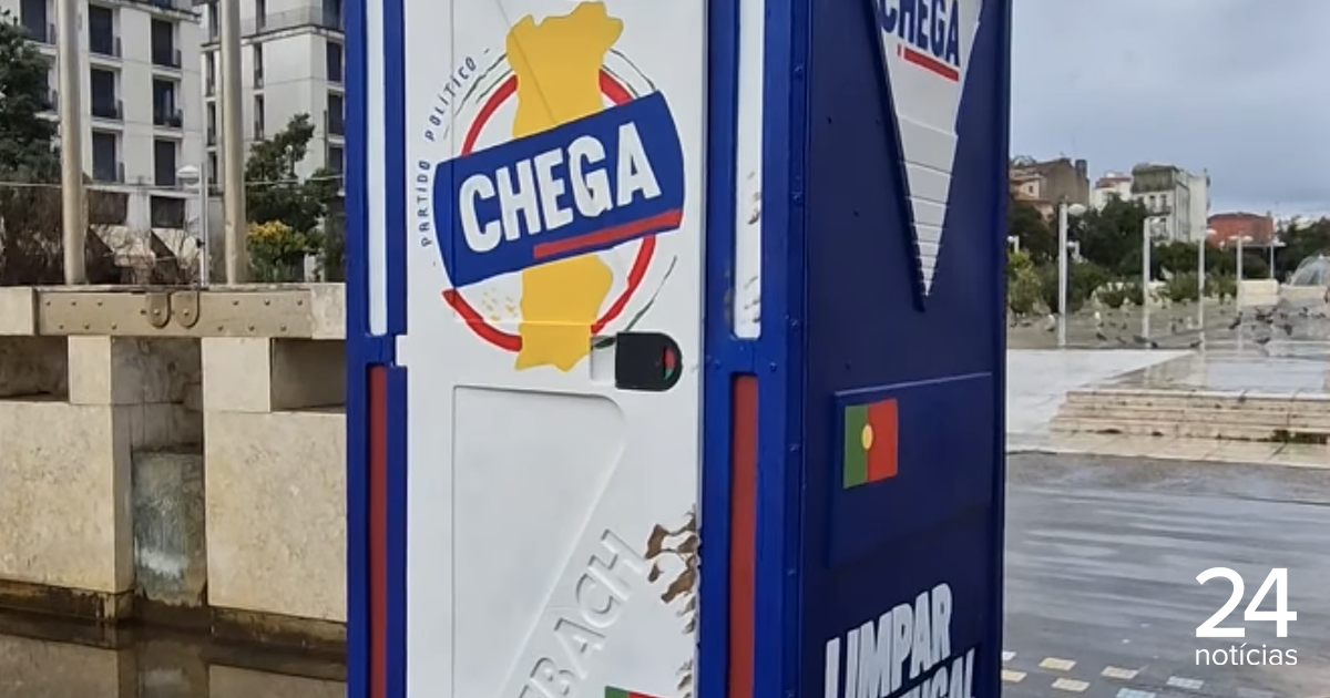 Bordalo II usa casa de banho portátil para criticar o Chega no Martim Moniz - Atualidade