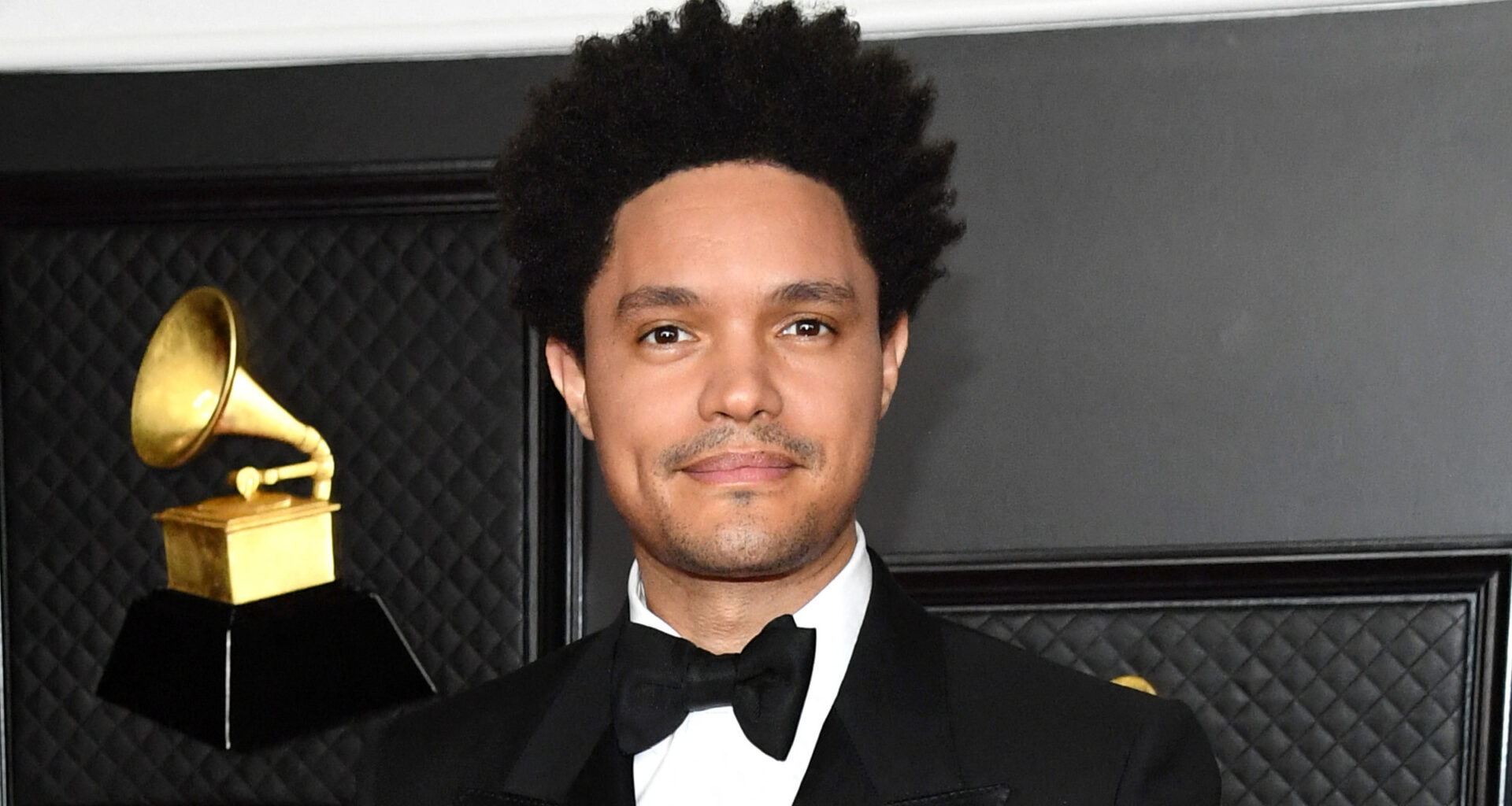 Trevor Noah vai apresentar cerimónia dos Grammys “pela última vez”