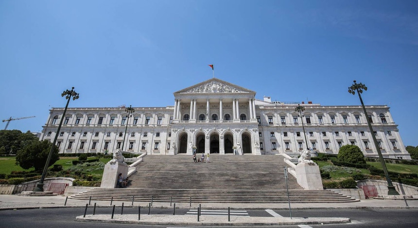 Pacote de habitação aprovado na generalidade por PSD, CDS-PP e IL, com abstenção do Chega