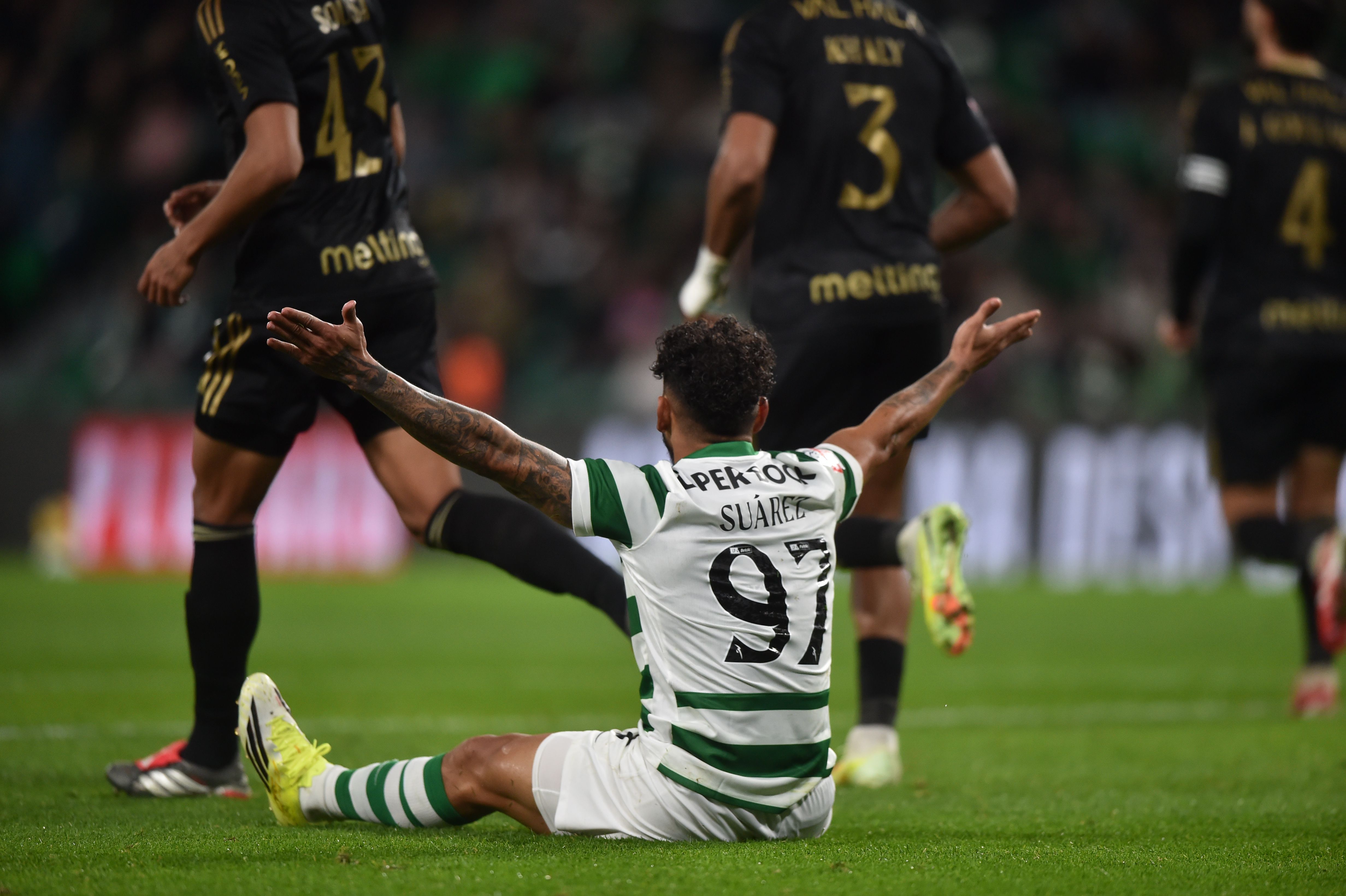 Luis Suárez queixoso - Foto: Miguel Nunes