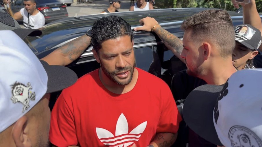 Hulk parou para falar com torcedores que protestavam em frente à Cidade do Galo