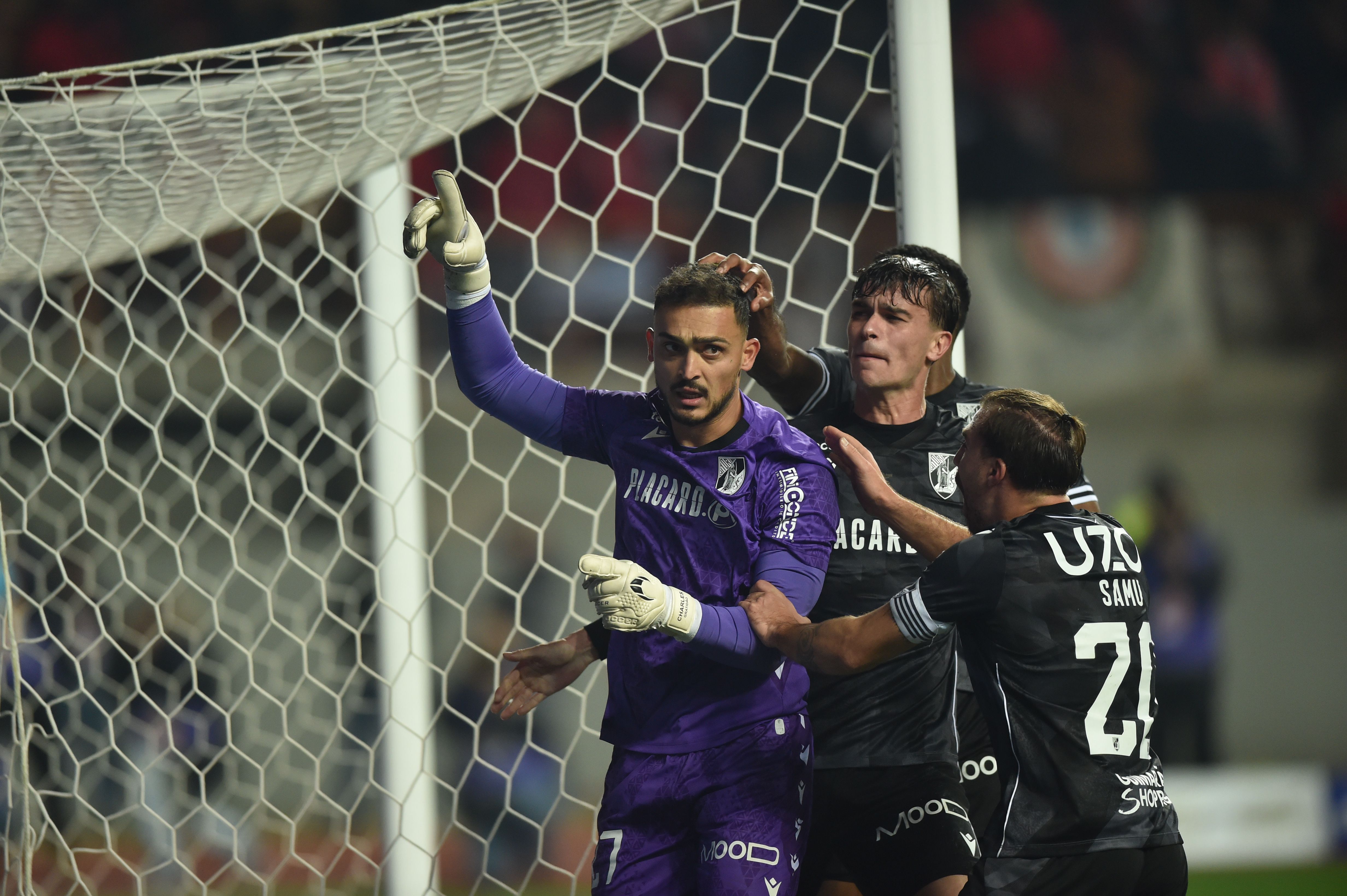 Charles decisivo ao defender penálti aos 90+11' - Foto: Miguel Nunes