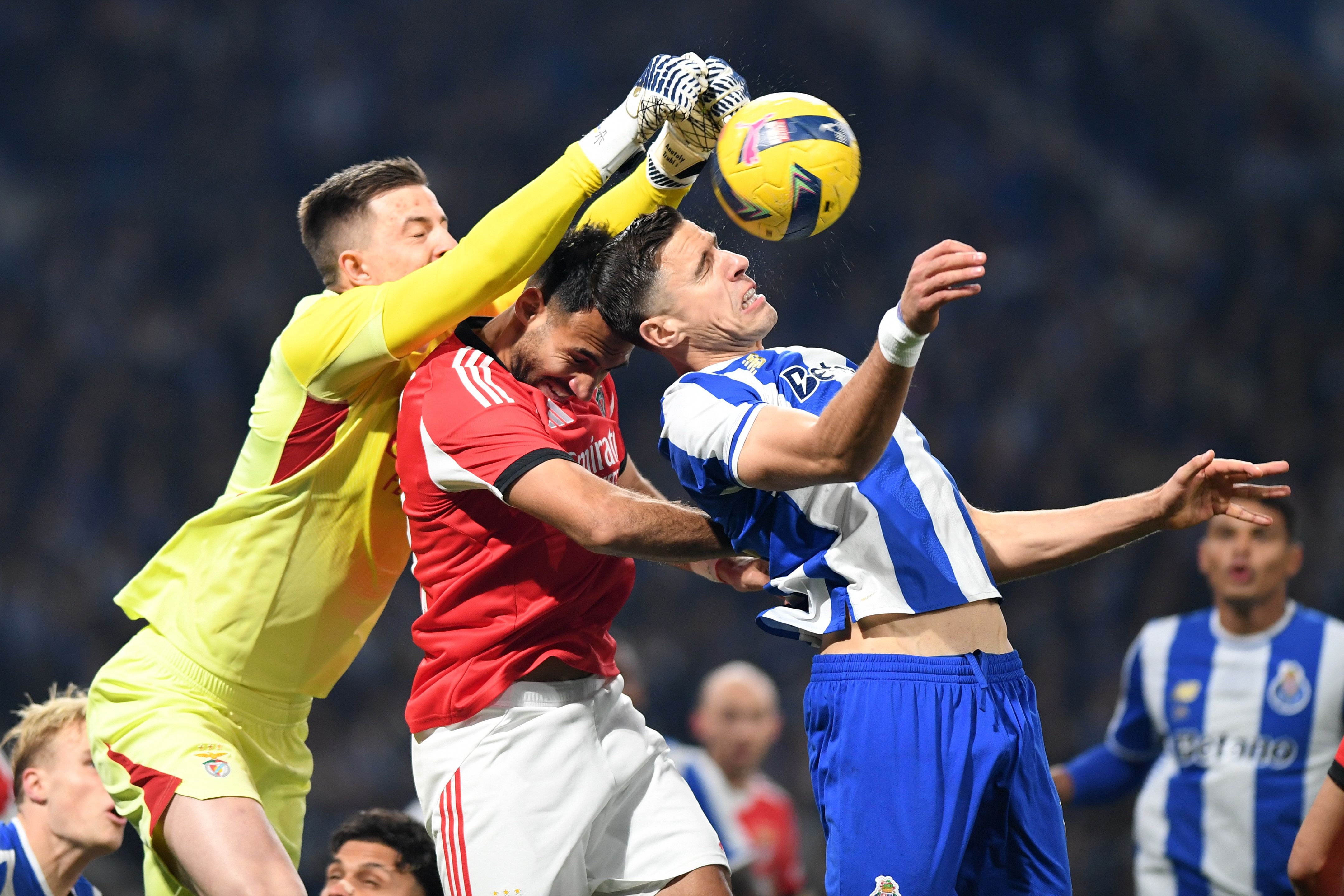 Trubin soca o perigo para longe. Foto: Catarina Morais/Kapta+