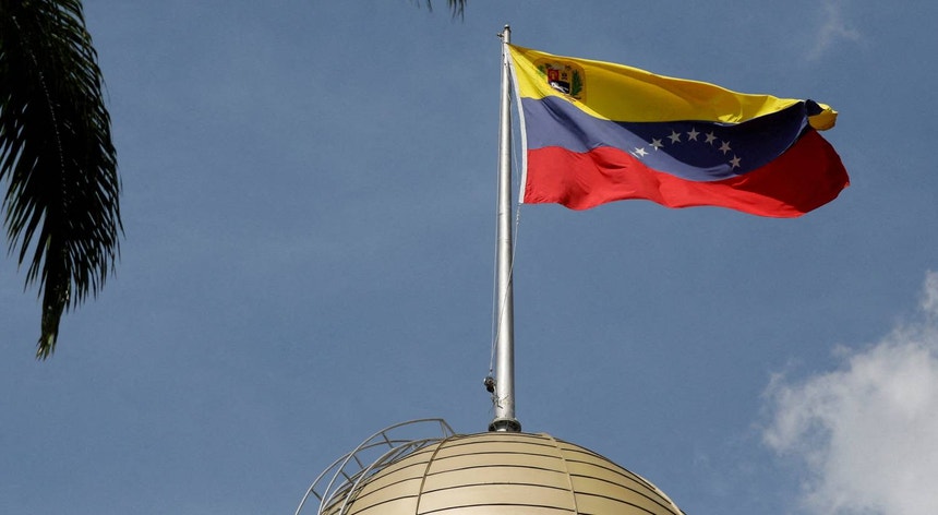 Diplomatas dos EUA avaliam reabertura da embaixada em Caracas