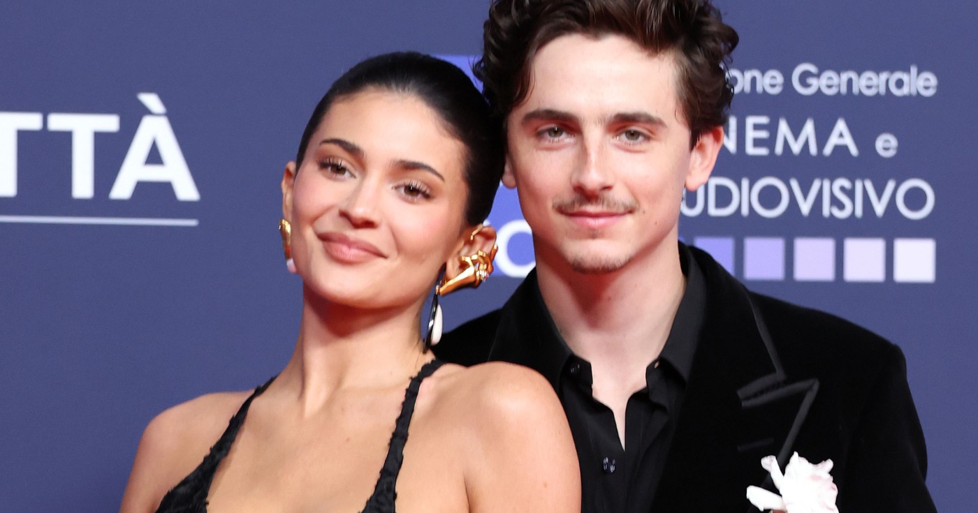 Timothée Chalamet e Kylie Jenner estão 'praticamente casados' e moram juntos há mais de um ano, revela revista dias após briga no Globo de Ouro