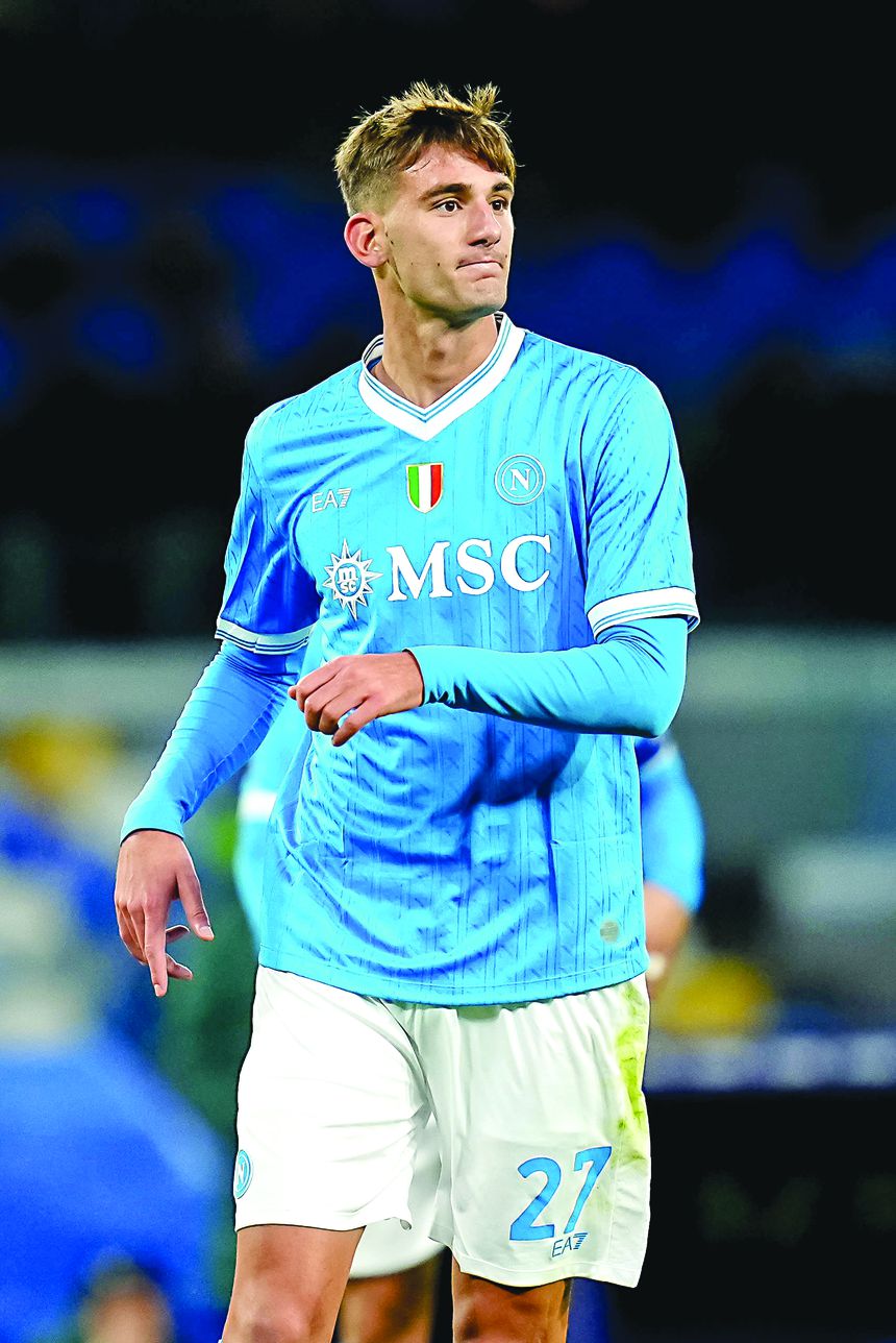 Lorenzo Lucca, 25 anos, avançado, 2,01 metros, custou €35 milhões ao Nápoles — Foto: IMAGO