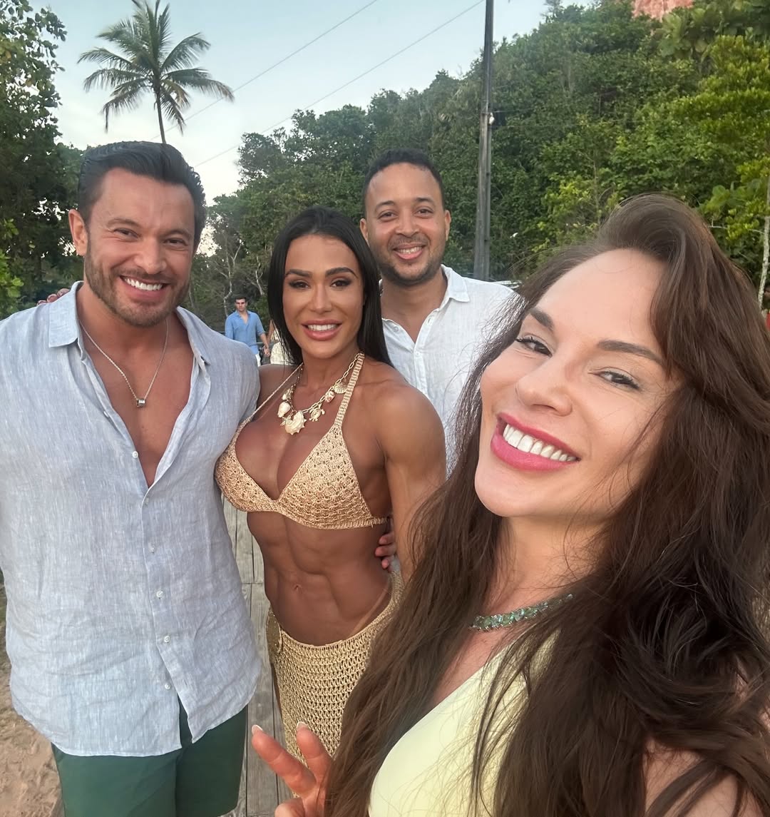 Gracyanne Barbosa e Gabriel Cardoso passaram o Réveillon com amigos - Foto: Reprodução / Instagram @graoficial