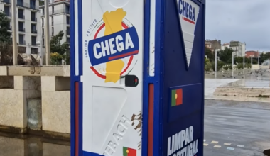 Bordalo II usa casa de banho portátil para criticar o Chega no Martim Moniz