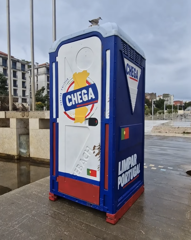 Bordalo II usa casa de banho portátil para criticar o Chega no Martim Moniz