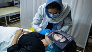 Equipe injeta preenchimentos nos lábios de uma mulher afegã em uma clínica de beleza em Cabul — Foto: Foto por WAKIL KOHSAR/AFP