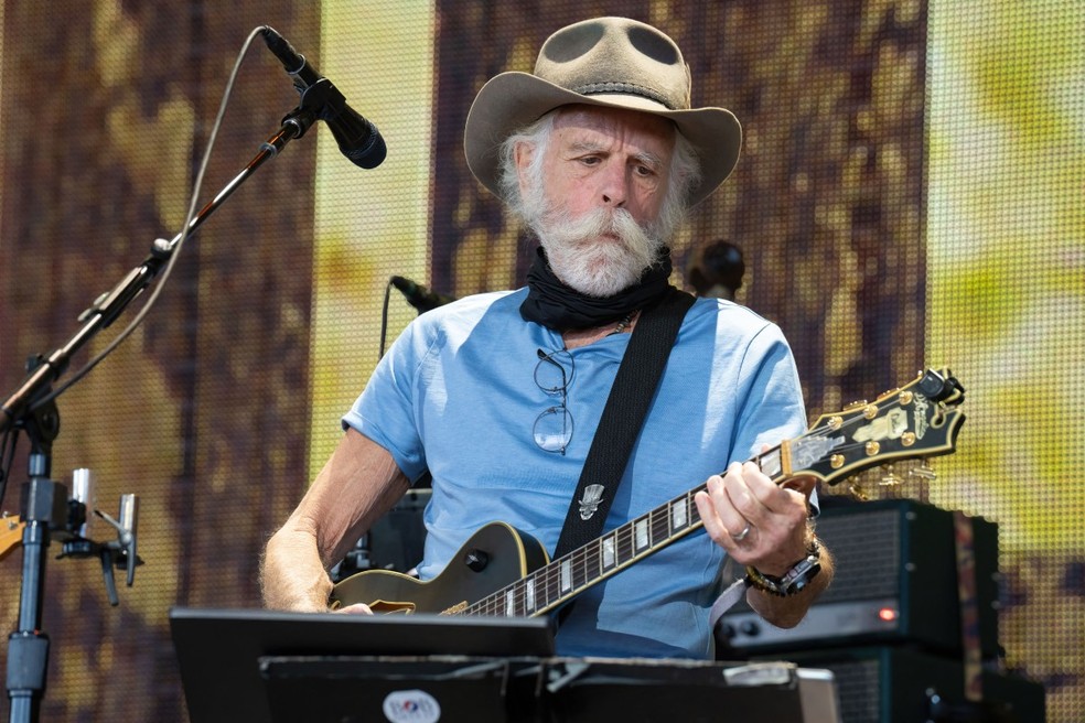 O músico americano Bob Weir, membro fundador da banda "Grateful Dead", faleceu aos 78 anos — Foto: SUZANNE CORDEIRO / AFP