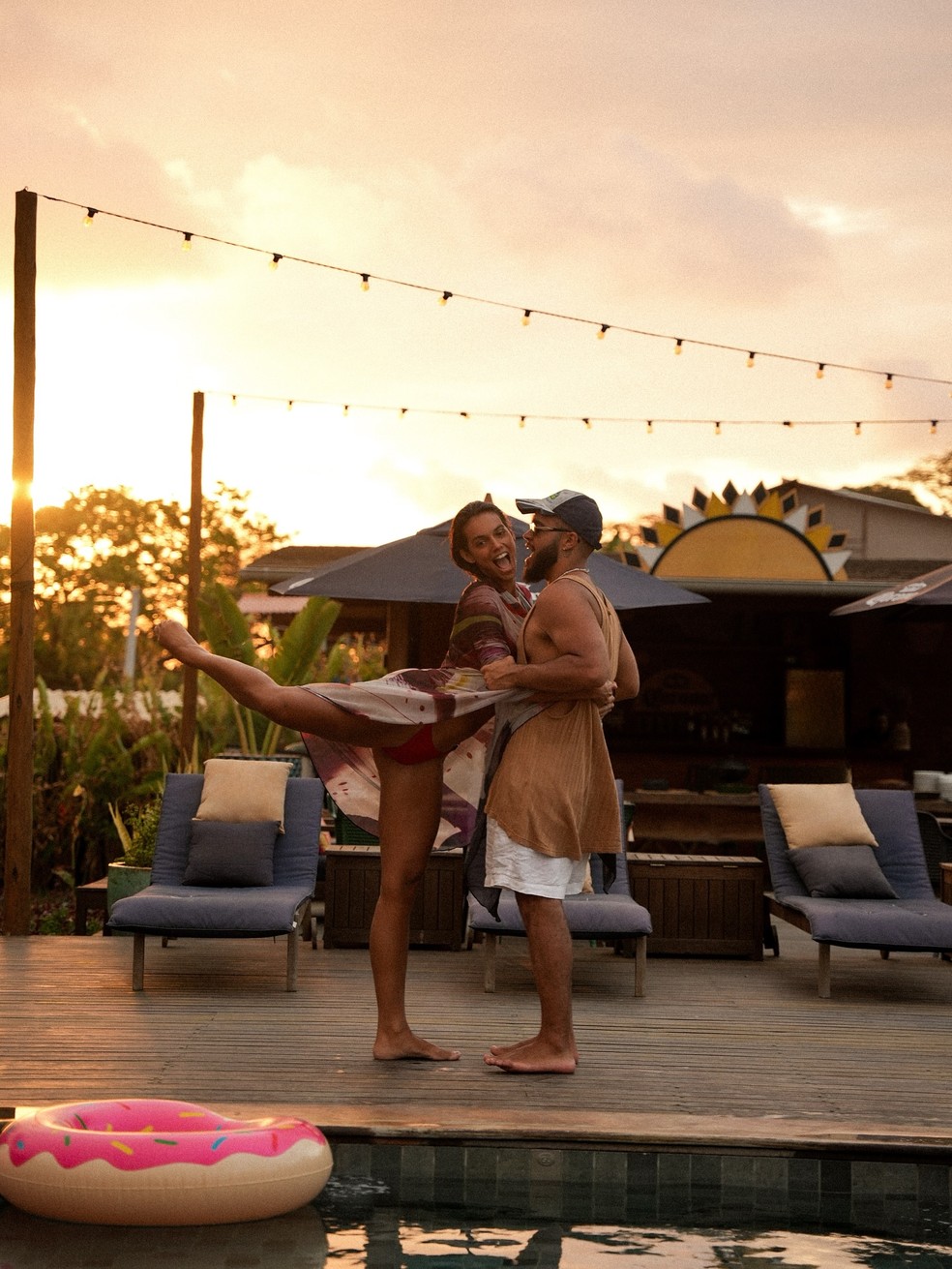 Alane Dias posa com Francisco Gil em Noronha — Foto: Reprodução/Instagram