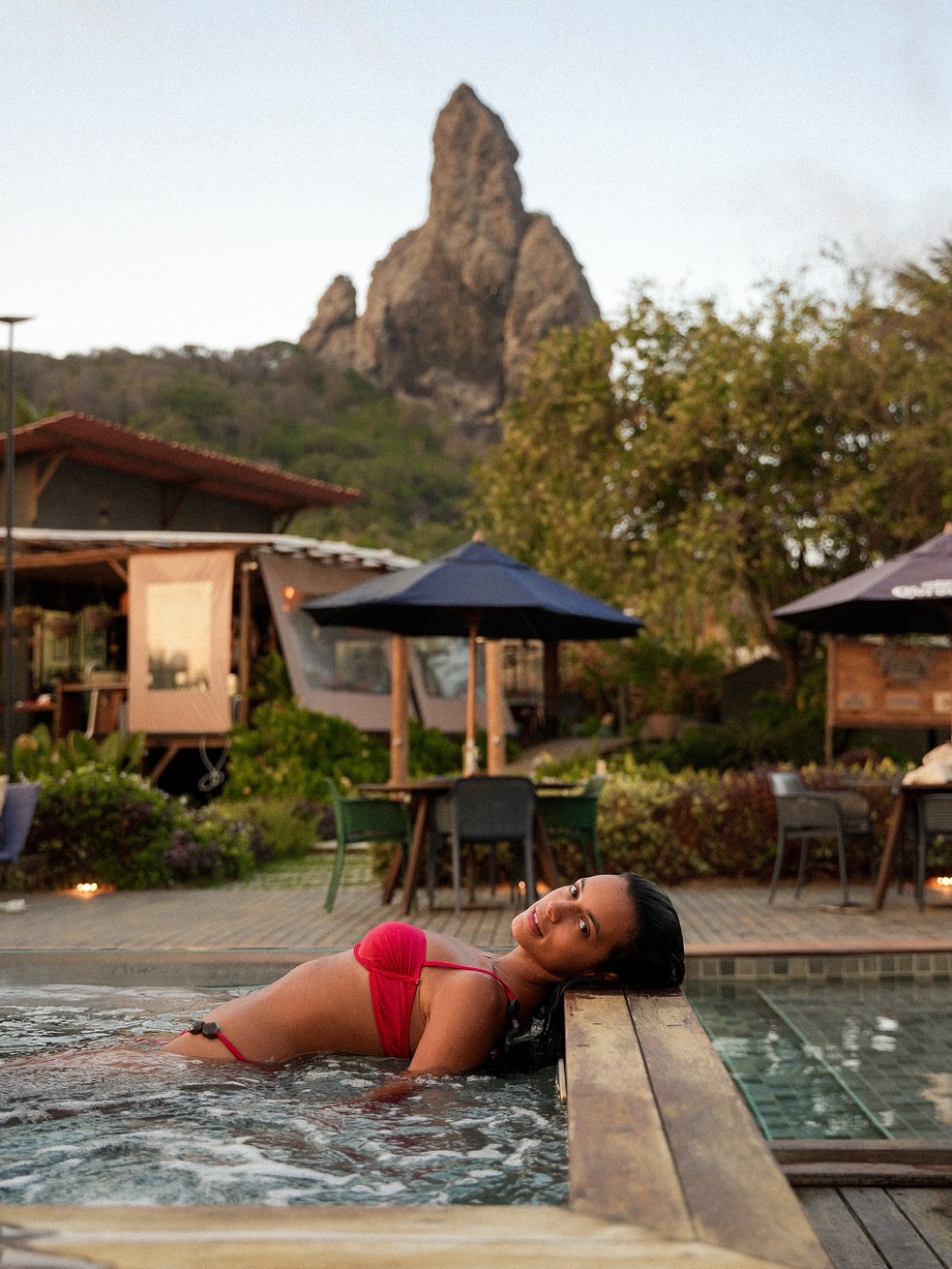 Alane Dias posa com Francisco Gil em Noronha — Foto: Reprodução/Instagram