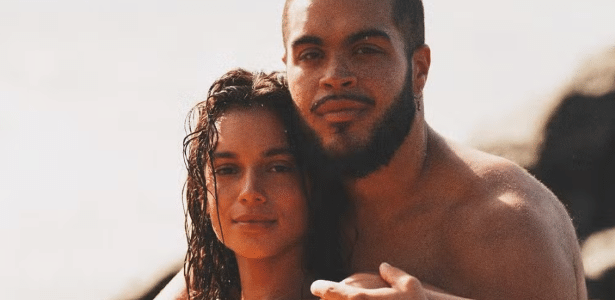 Alane Dias posa em clima de romance com Francisco Gil em Noronha