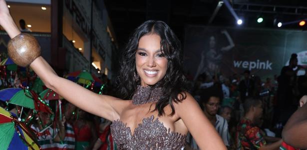 Alane Dias usou look de cola quente em ensaio de quadra da Grande Rio