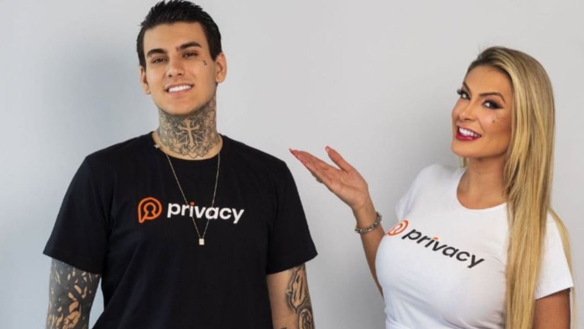 Andressa Urach grava conteúdo adulto com o próprio filho