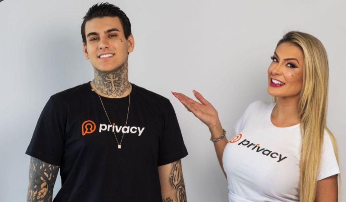 Andressa Urach ao lado do seu filho, Arthur.