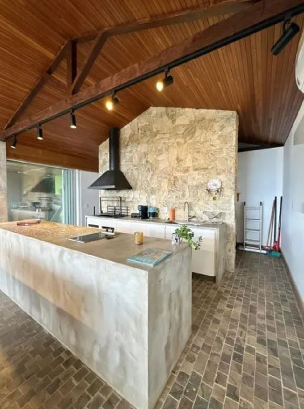 Mateus Solano bota à venda mansão no Joá com vista para o mar — Foto: vivareal/ reprodução