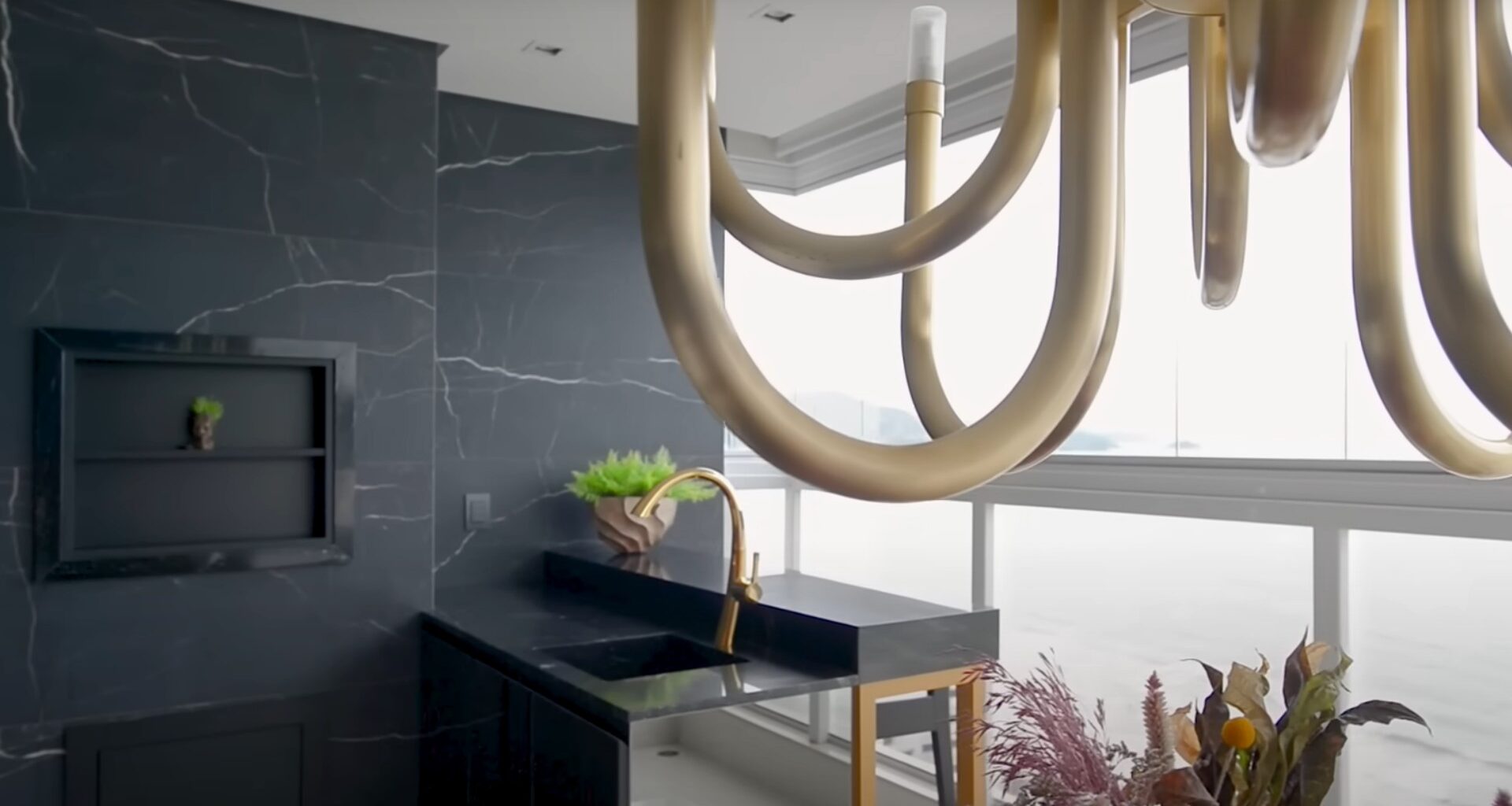 Cobertura em frente ao mar de R$ 2 milhões de cantor sertanejo foi vendida por ex-BBB; fotos